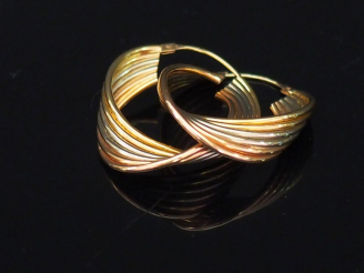 Vente aux enchères Paire de créoles trois tons d’or, composé de six rangs solidaires form