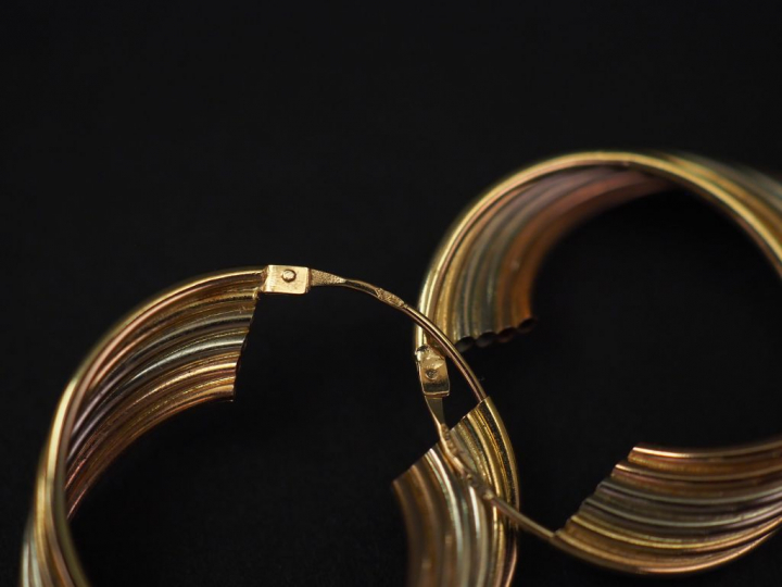 Paire de créoles trois tons d’or, composé de six rangs solidaires form