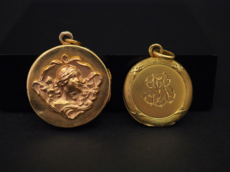 Vente aux enchères Ensemble comprenant :  - un pendentif porte-photo de style Louis XVI e