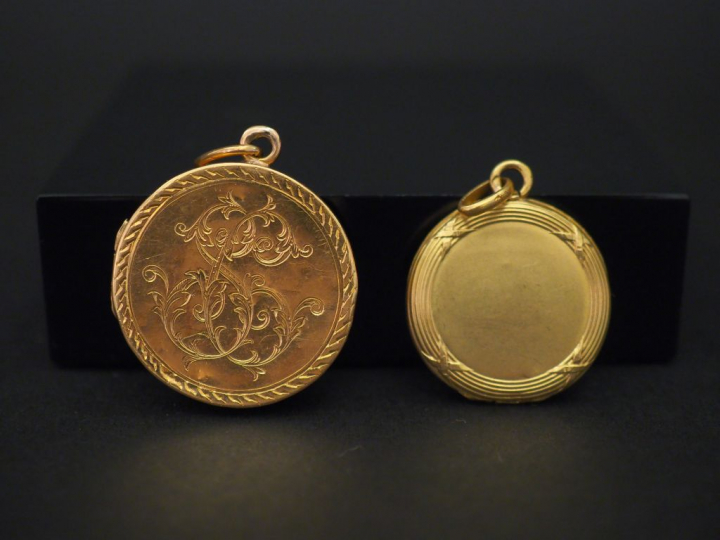 Ensemble comprenant :  - un pendentif porte-photo de style Louis XVI e