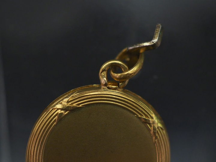 Ensemble comprenant :  - un pendentif porte-photo de style Louis XVI e