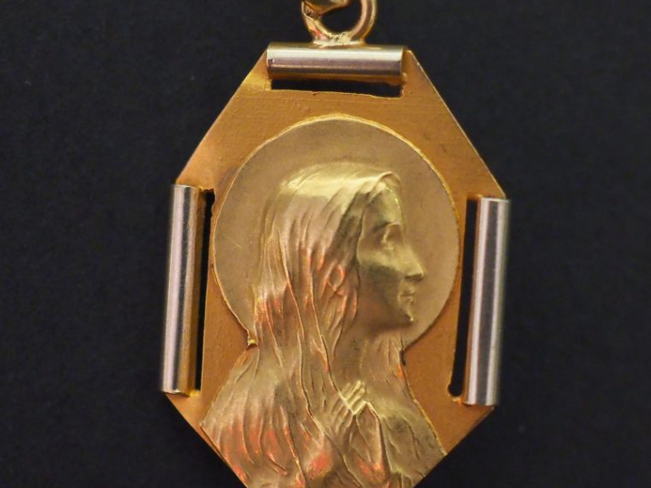 Médaille religieuse de style Art déco, deux tons d'or, figurant la Sai