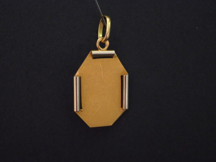 Médaille religieuse de style Art déco, deux tons d'or, figurant la Sai