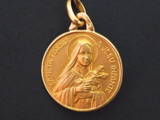 Vente aux enchères Médaille religieuse en or jaune, figurant Sainte Thérèse de l'Enfant J