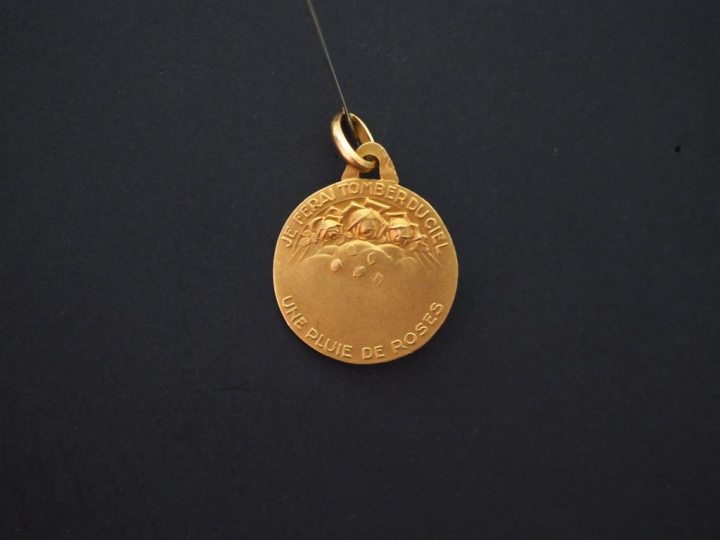 Médaille religieuse en or jaune, figurant Sainte Thérèse de l'Enfant J