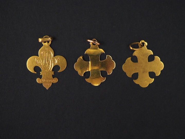Ensemble comprenant :  - deux pendentifs en forme de croix en or jaune