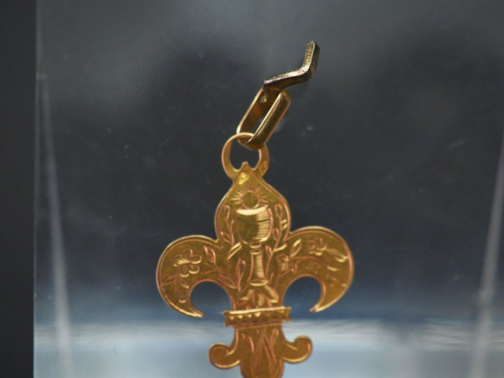 Ensemble comprenant :  - deux pendentifs en forme de croix en or jaune