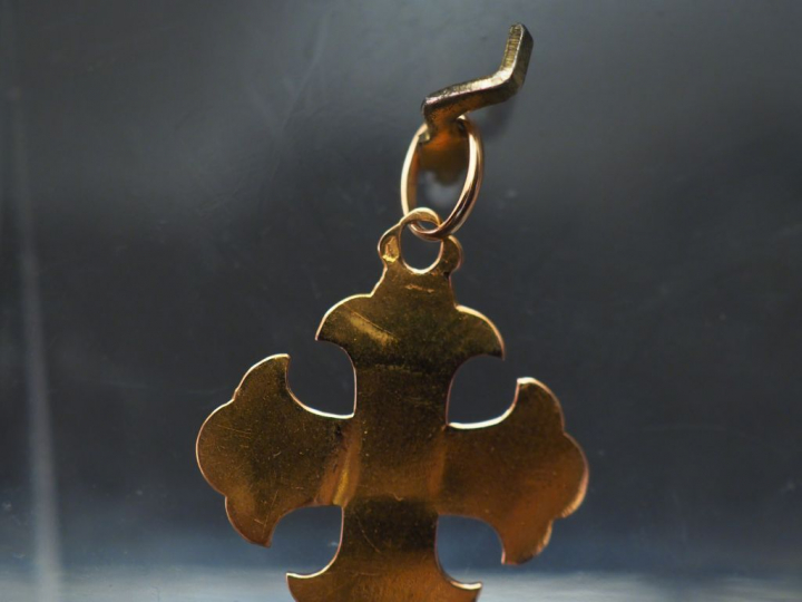 Ensemble comprenant :  - deux pendentifs en forme de croix en or jaune