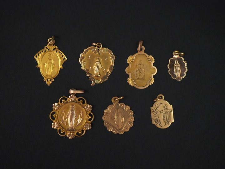Ensemble comprenant sept différentes médailles religieuses en or jaune