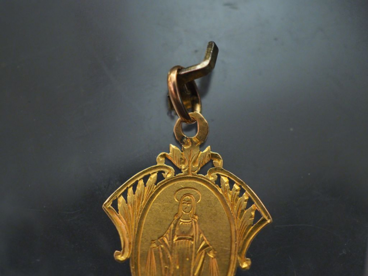 Ensemble comprenant sept différentes médailles religieuses en or jaune