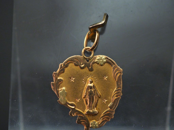 Ensemble comprenant sept différentes médailles religieuses en or jaune