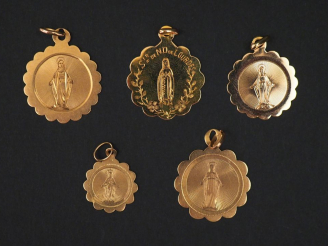 Vente aux enchères Ensemble de cinq médailles religieuse en or jaune, figurant la Sainte 