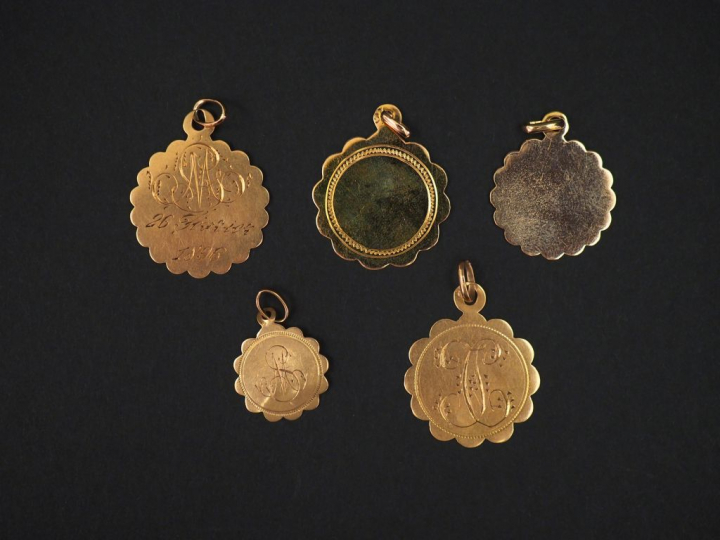 Ensemble de cinq médailles religieuse en or jaune, figurant la Sainte 