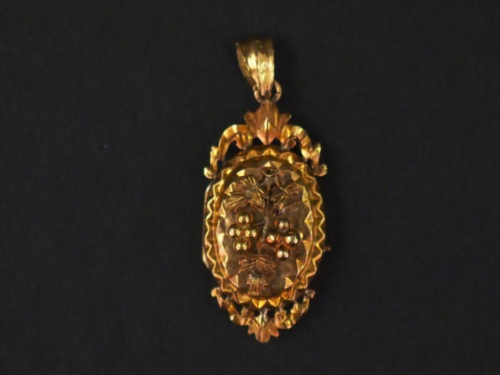 Pendentif porte-photo Napoléon III en or jaune, à décor d’une grappe d