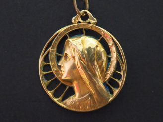 Vente aux enchères Médaille religieuse en or jaune ajourée, figurant la Sainte Vierge de 