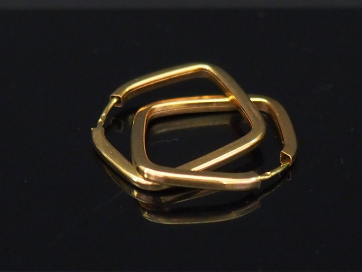 Paire de boucles d’oreilles de forme géométrique en or jaune. Poids. 2