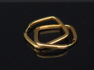 Vente aux enchères Paire de boucles d’oreilles de forme géométrique en or jaune. Poids. 2