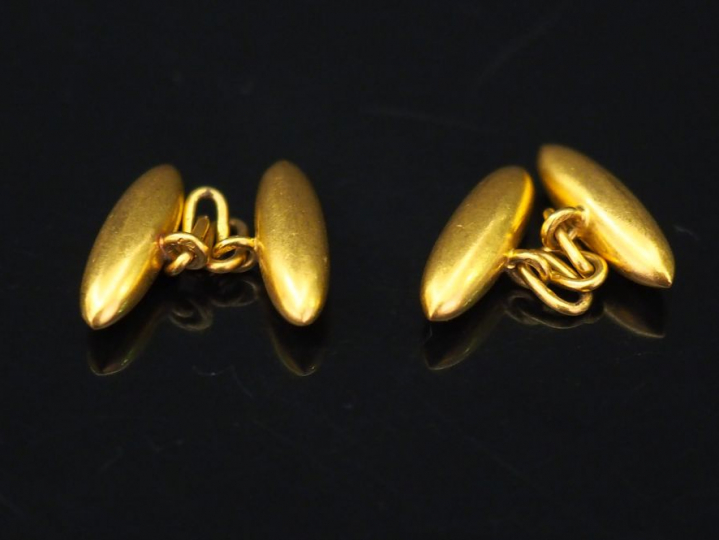 Paire de boutons de manchettes en or jaune, formés d’une chainette et 