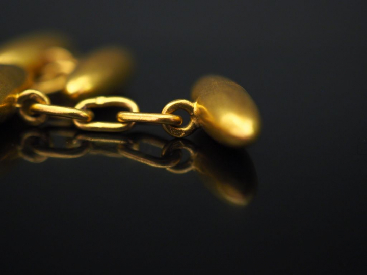 Paire de boutons de manchettes en or jaune, formés d’une chainette et 