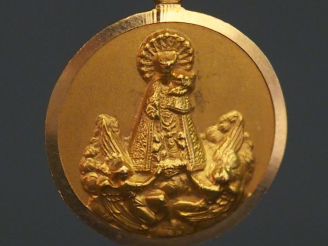 Vente aux enchères Médaille religieuse en or jaune, figurant la Sainte Vierge en Majesté 