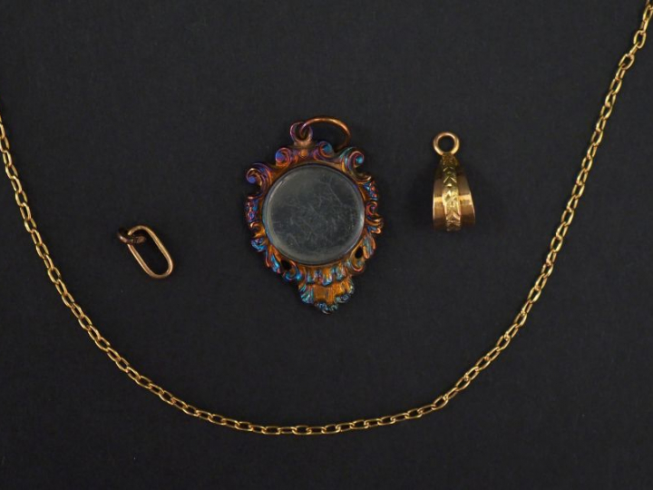 Ensemble comprenant :  -	 une chaine en or jaune, maille forçat.  Long