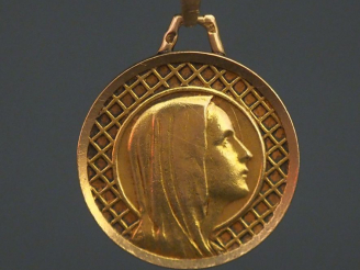 Vente aux enchères Médaille religieuse en or jaune, figurant la Sainte Vierge de profil s