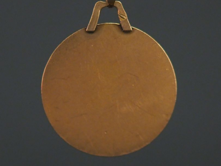Médaille religieuse en or jaune, figurant la Sainte Vierge de profil s
