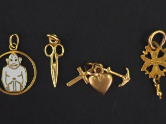 Vente aux enchères Ensemble comprenant :  -	 un pendentif en or jaune en forme de ciseaux