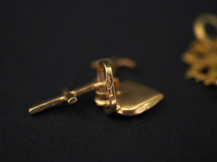 Ensemble comprenant :  -	 un pendentif en or jaune en forme de ciseaux