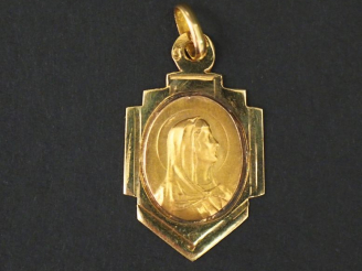 Vente aux enchères Médaille religieuse de style Art déco en or jaune, figurant la Sainte 