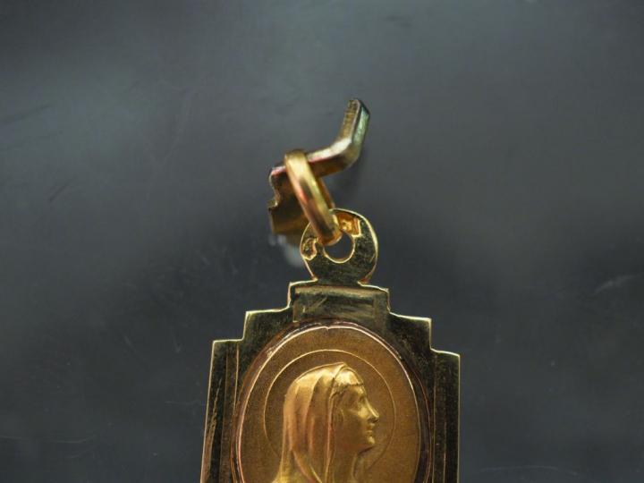 Médaille religieuse de style Art déco en or jaune, figurant la Sainte 