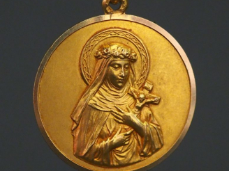 Vente aux enchères Médaille religieuse en or jaune, figurant Sainte Thérèse de l'Enfant J