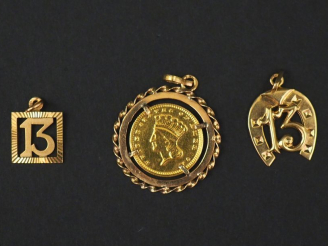 Vente aux enchères Ensemble comprenant :  -	 un pendentif en or jaune, serti en son centr