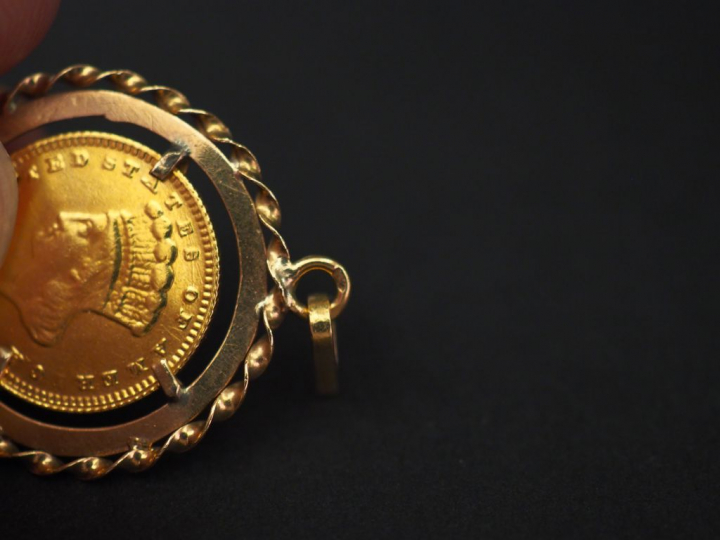 Ensemble comprenant :  -	 un pendentif en or jaune, serti en son centr