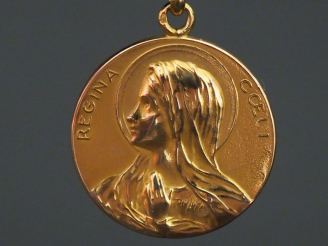 Vente aux enchères Médaille religieuse en or jaune, figurant la Sainte Vierge.  Marquée a