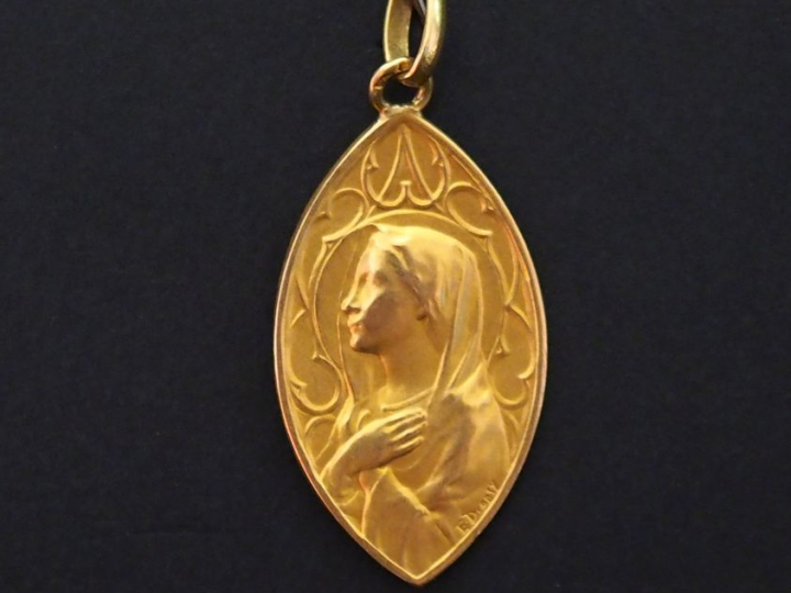 Médaille religieuse ovale en or jaune, figurant la Sainte Vierge de pr