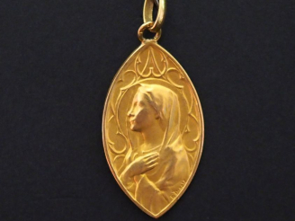 Vente aux enchères Médaille religieuse ovale en or jaune, figurant la Sainte Vierge de pr