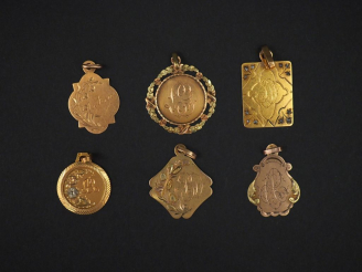 Vente aux enchères Ensemble comprenant cinq différentes médailles en or jaune, à décor de