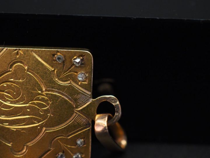 Ensemble comprenant cinq différentes médailles en or jaune, à décor de