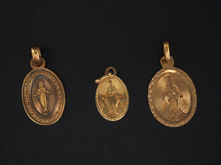 Ensemble de trois médailles religieuses en or jaune, de forme ovale, f
