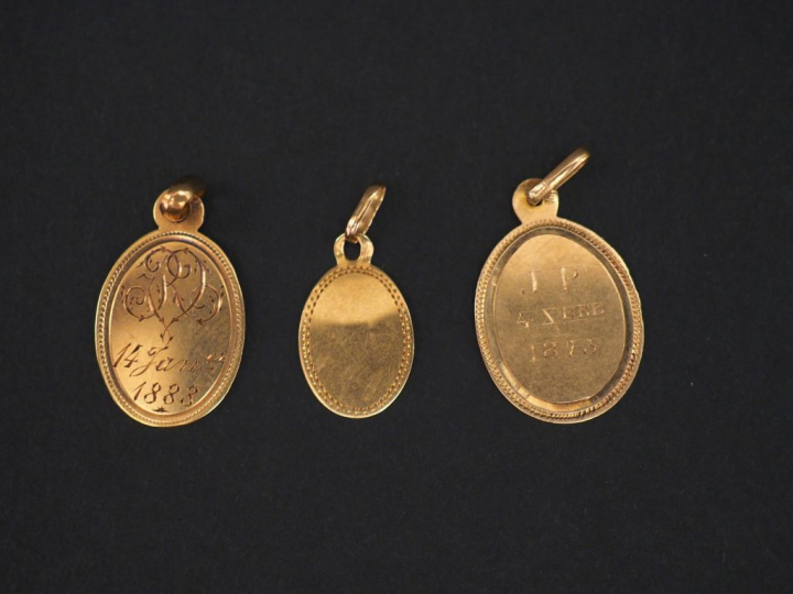 Ensemble de trois médailles religieuses en or jaune, de forme ovale, f