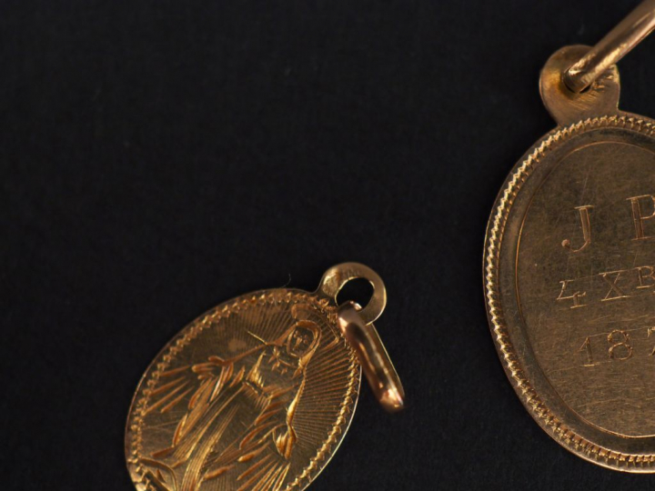 Ensemble de trois médailles religieuses en or jaune, de forme ovale, f