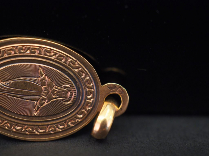 Ensemble de trois médailles religieuses en or jaune, de forme ovale, f