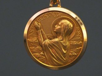 Vente aux enchères Médaille religieuse en or jaune, figurant Sainte Geneviève.  Diam. 1,8