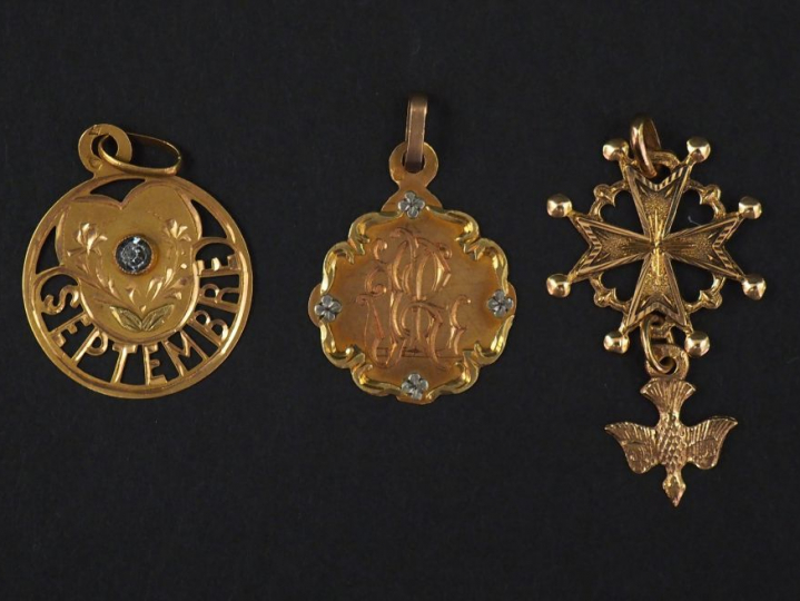 Ensemble comprenant :  - une médaille en or polylobée, à décor de mono