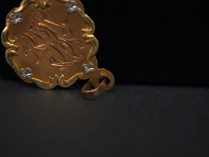 Ensemble comprenant :  - une médaille en or polylobée, à décor de mono