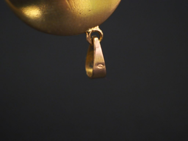 Médaille en or jaune et petits éclats de diamants, figurant une jeune 