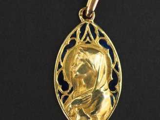 Vente aux enchères Médaille religieuse en or jaune et émail bleu figurant la Sainte Vierg