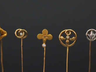 Vente aux enchères Ensemble comprenant :  -	une épingle à cravate en or jaune, à décor de