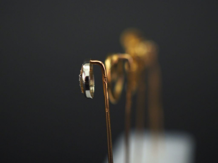 Ensemble comprenant :  -	une épingle à cravate en or jaune, à décor de